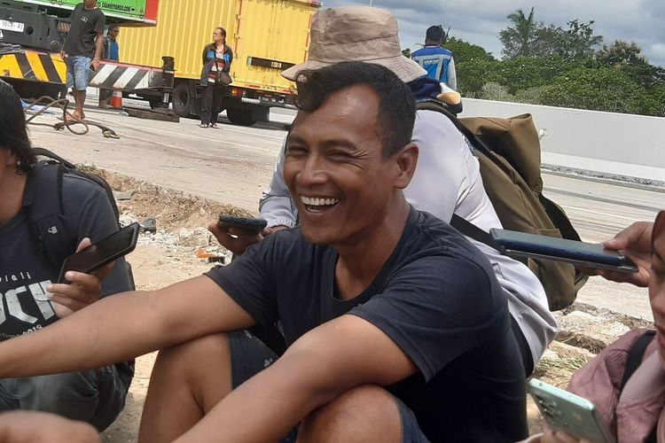 Eka Supriyanto, sopir truk ekspedisi selamat dalam kecelakaan lalu lintas beruntun di Tol Semarang-Solo di KM 487+600 atau persis di timur rest area Km 487 Boyolali, Jawa Tengah, Jumat (14/4/2023).