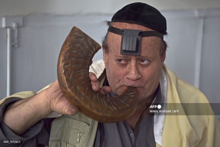 Foto pada 5 April 2021 memperlihatkan Zebulon Simentov, pria yang menjadi Yahudi terakhir di Afghanistan ketika mencoba meniup alat musik dari tanduk yang bernama Shofar di sinagoge Kabul.