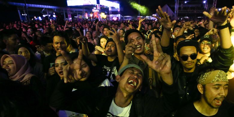 Sobat ambyar berjoget saat penyanyi Didi Kempot tampil di hari pertama Synchronize Festival 2019 di JI Expo Kemayoran, Jakarta, Jumat (4/10/2019).