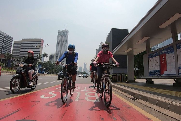 Redaksi Kompas.com bersepeda dalam rangka Gowes Ziarah HUT Ke-25 Kompas.com, Sabtu (12/9/2020). Ziarah ini mengunjungi makam Mohamad Latip, Ervan Hardoko, Kurniasari Aziza, P.K. Ojong, dan Jakob Oetama.