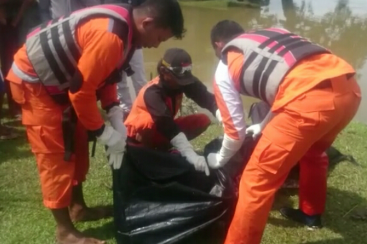 Tim Basarnas Pekanbaru melakukan evakuasi salah satu mayat yang ditemukan hanyut di Sungai Kampar, Riau, Kamis (13/12/2018).