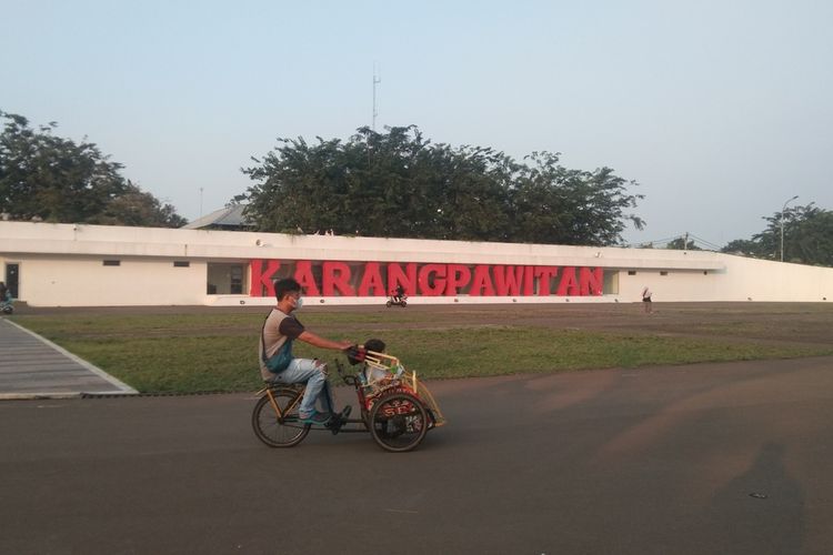 Sejumlah warga tengah menunggangi sepeda listrik di Lapangan Karangpawitan, Karawang, Jawa Barat, Senin (4/4/2022) sore.
