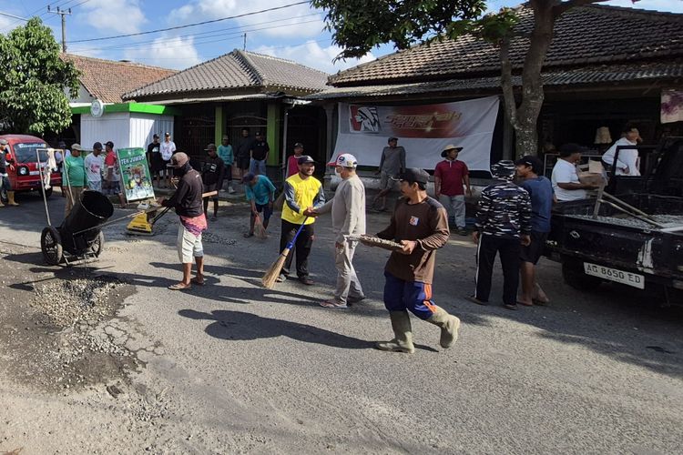 Warga di Kediri Patungan Perbaiki Jalan Rusak, Khawatir Bahayakan Pengguna Jalan