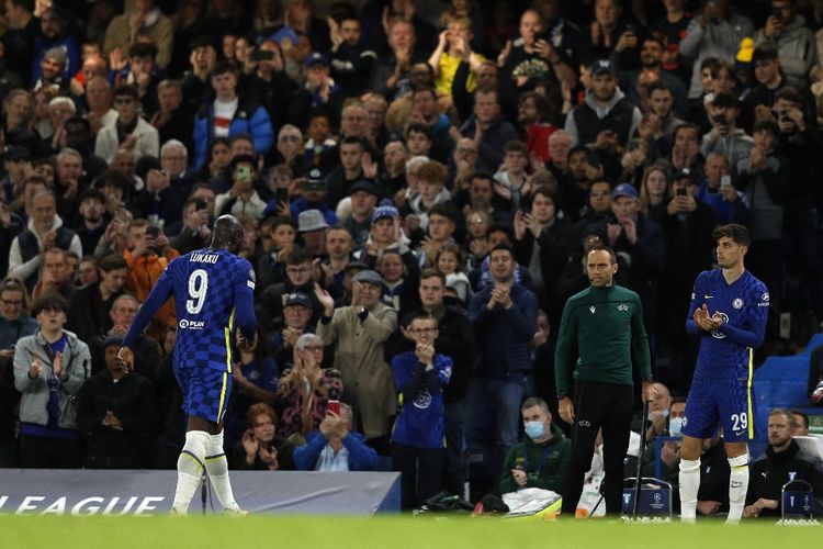 Penyerang Chelsea Romelu Lukaku ditarik keluar karena cedera. Chelsea menang besar 4-0 atas Malmo pada laga lanjutan Grup H Liga Champions, Kamis (21/10/2021) dini hari WIB.