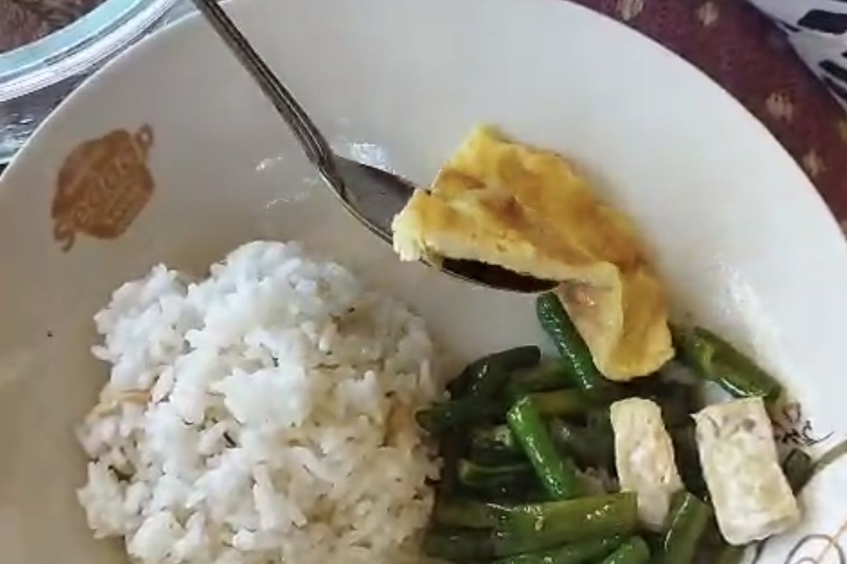 Menu MBG yang sudah dipindah ke piring dikeluhkan warga Kec. Proppo Pamekasan, Kamis (4/9/2025)