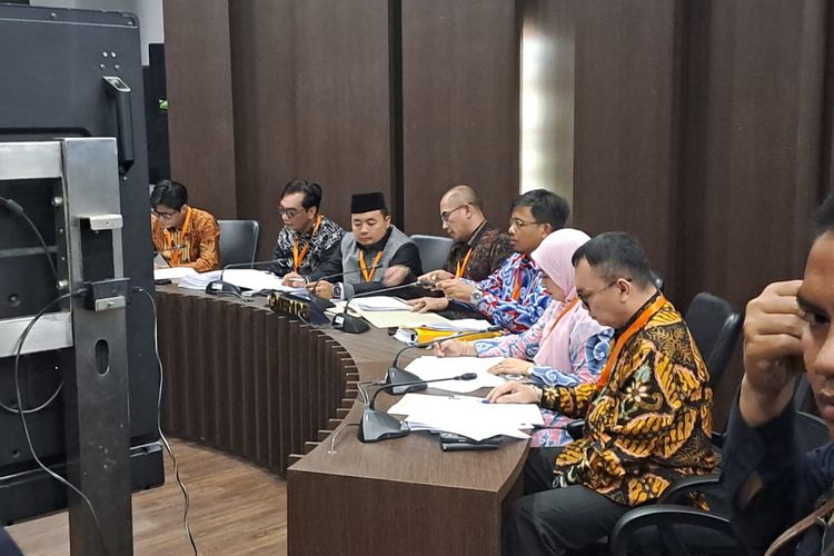 Ketua KPU Hasyim Asy'ari dan para Komisioner KPU diperiksa di Gedung DKPP, Jakarta Pusat, Senin (4/9/2023). 