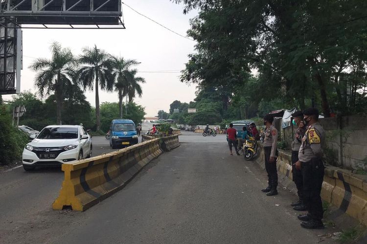Sejumlah aparat kepolisian tengah berjaga mengamankan aksi unjuk rasa buruh di sejumlah titik di wilayah Kabupaten Bogor, Jawa Barat, Rabu (7/10/2020).