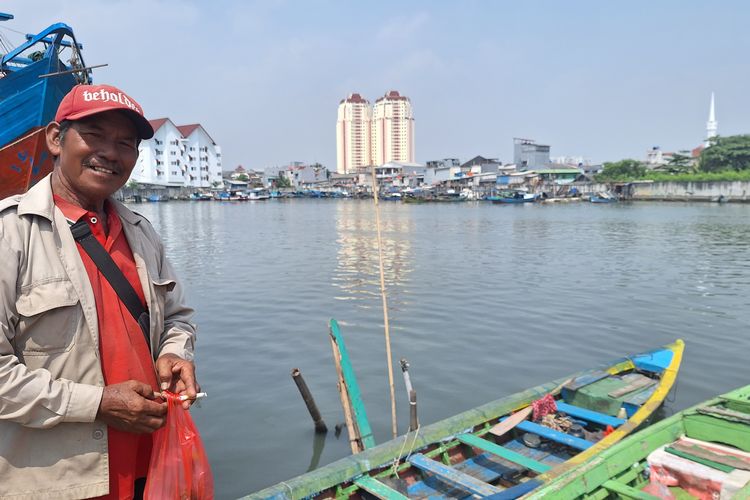 Lupi (60) salah seorang tukang ojek sampan di Pelabuhan Sunda Kelapa, Jakarta Utara. Jumat (19/4/2024).