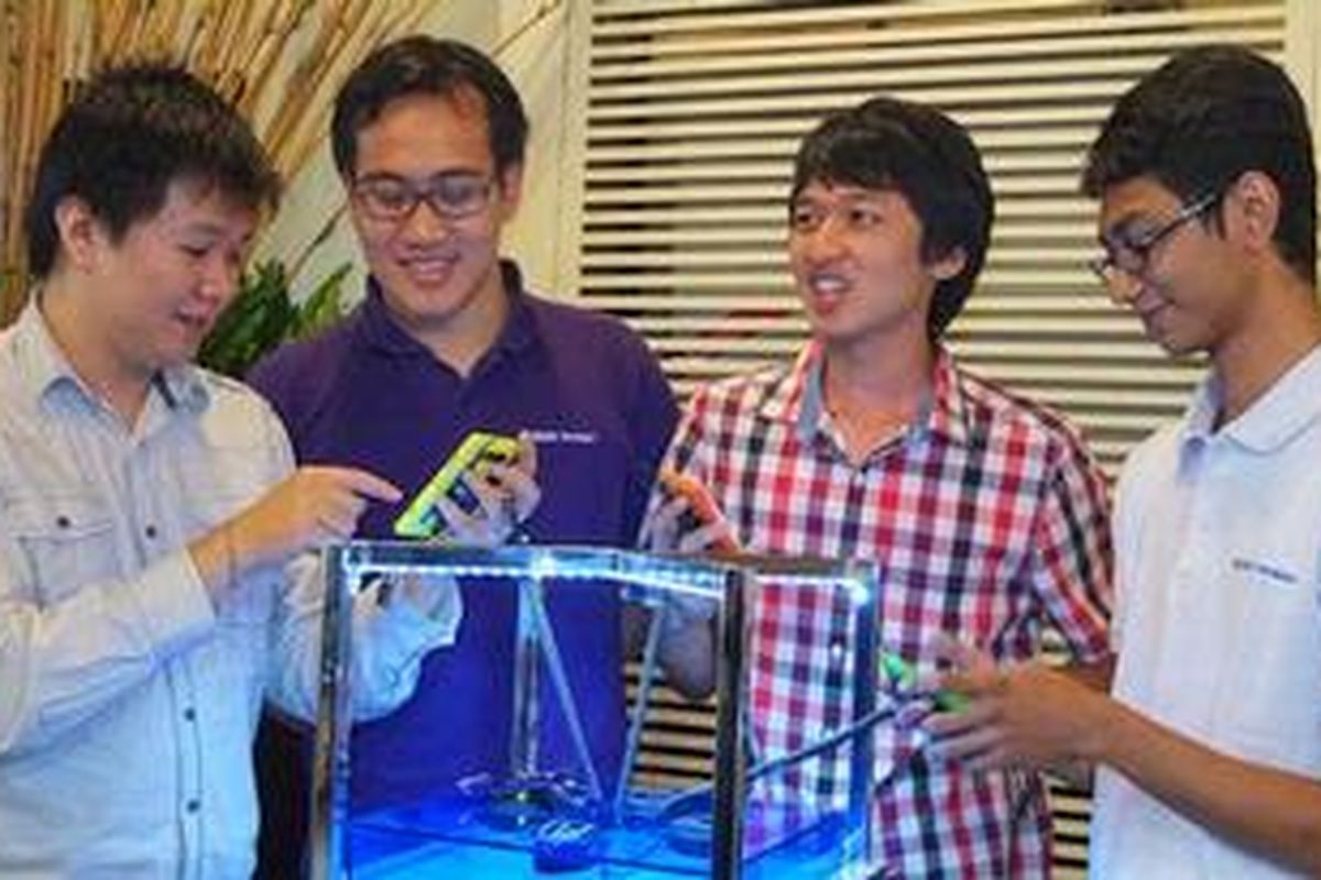 Developer Manager Nokia South East Asia Narenda Wicaksono (kedua dari kiri) di antara para developer anggota Nokia Developer VIP, Jakarta, Rabu (3/4/2013)