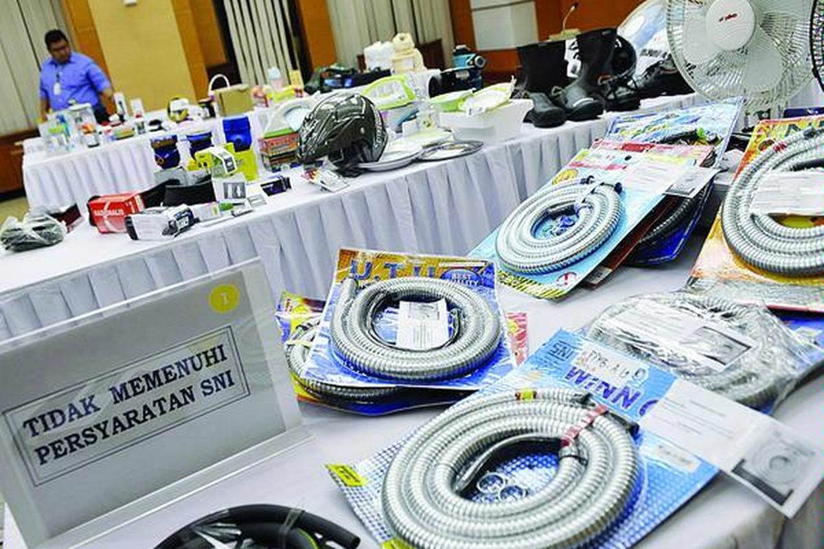 Berbagai barang yang tidak memenuhi persyaratan label, manual kartu garansi, dan syarat Standar Nasional Indonesia diperlihatkan kepada wartawan di Kementerian Perdagangan, Jakarta, Senin (7/5). Barang-barang itu meliputi barang elektronik, peralatan listrik, peralatan rumah tangga, dan suku cadang kendaraan bermotor. Sebanyak  66 persen barang tersebut merupakan produk impor.