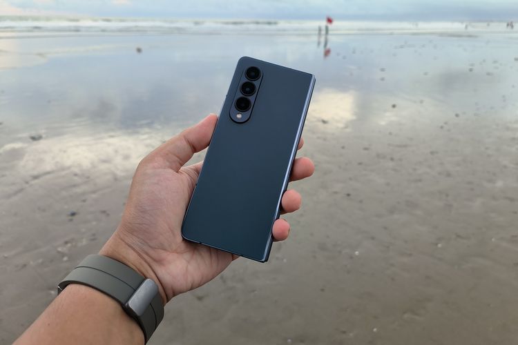 Samsung Galaxy Z Fold 4 mode dilipat, dipotret di area pantai di sekitar Seminyak, Bali.