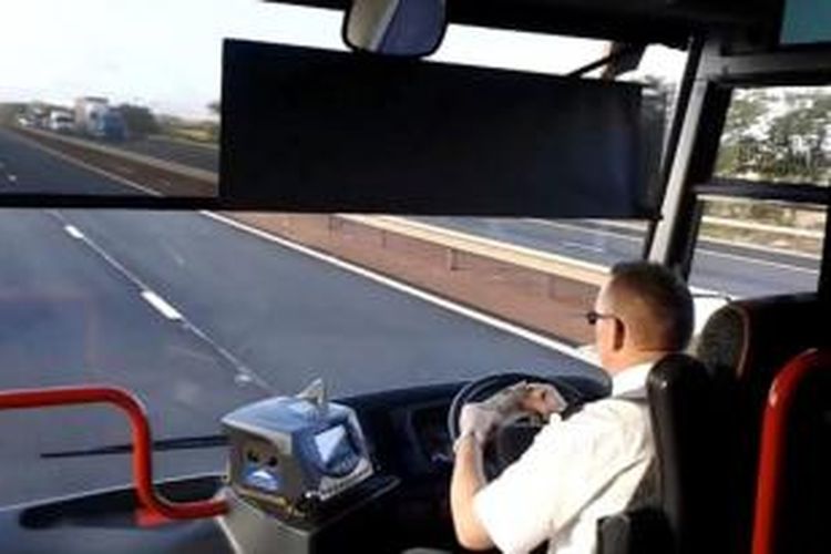 Dalam foto yang diambil dari video yang diunggah ke situs YouTube, terlihat seorang sopir bus antarkota di Skotlandia asyik menghitung uang saat bus yang dikemudikannya melaju kencang di jalan tol antara Edinburgh-Glasgow. Sopir bus ini akhirnya dipecat karena dianggap membahayakan penumpang.