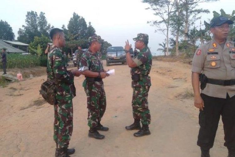 Aparat keamanan berjaga setelah terjadi bentrok antar dua kelompok warga di Register 45 Mesuji, Lampung, Rabu (17/7/2019).