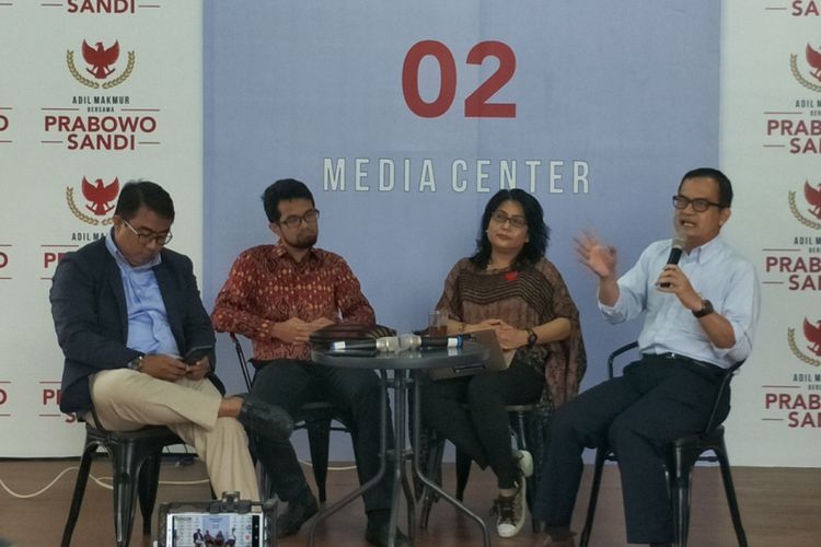 Praktisi sekaligus konsultan komunikasi Erman Sulaeman dalam sebuah diskusi di media center pasangam Prabowo-Sandiaga, Jalan Sriwijaya I, Jakarta Selatan, Senin (21/1/2019). 