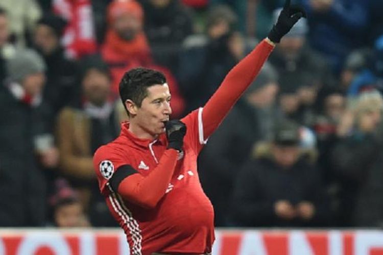 Gaya selebrasi striker Bayern Muenchen, Robert Lewandowski, seusai menjebol gawang Atletico Madrid pada pertandingan Liga Champions di Allianz Arena, Selasa (6/12/2016). 