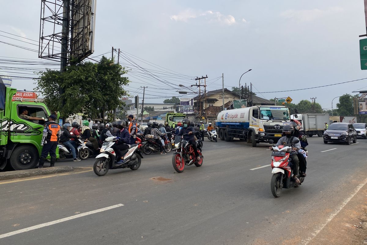 Ilustrasi simpang tiga atau pertigaan berbentuk 'T' di Jalan Kabupaten Tangerang