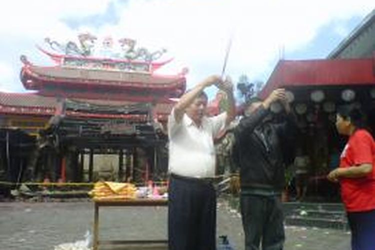 Umat Tri Dharma menggelar ritual keselamatan pascamusibah kebakaran kelenteng Liong Hok Bio, Rabu (16/7/2014).