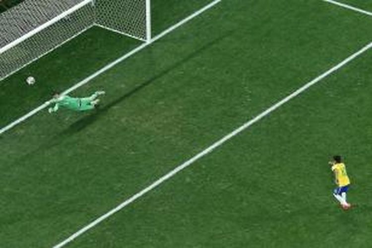 Penyerang Brasil, mencetak gol dari titik penalti, pada laga perdana Grup A melawan Kroasia, di Arena Corinthians, Kamis (12/6/2014).