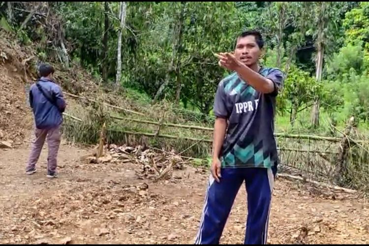 Jalan Desa Riso di Polewali Mandar, Sulawesi Barat, yang ditutup setelah salah satu calon kepala desa kalah dalam pemilihan.