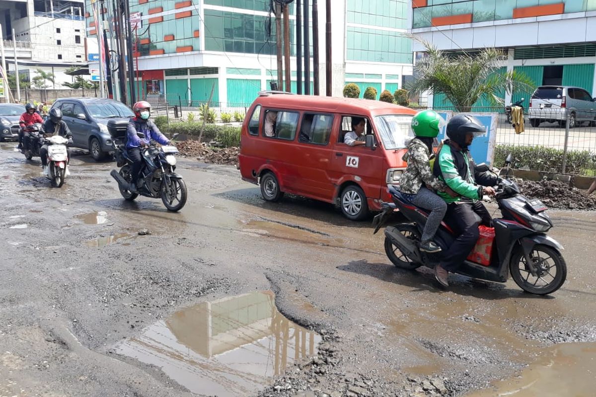 Ruas Jalan Pejuang Pondok Ungu, Medansatria, Kota Bekasi rusak parah. Kerusakan ini disebabkan oleh tibanya musim hujan, lalu diperparah dengan datangnya banjir besar, Rabu (15/1/2020)