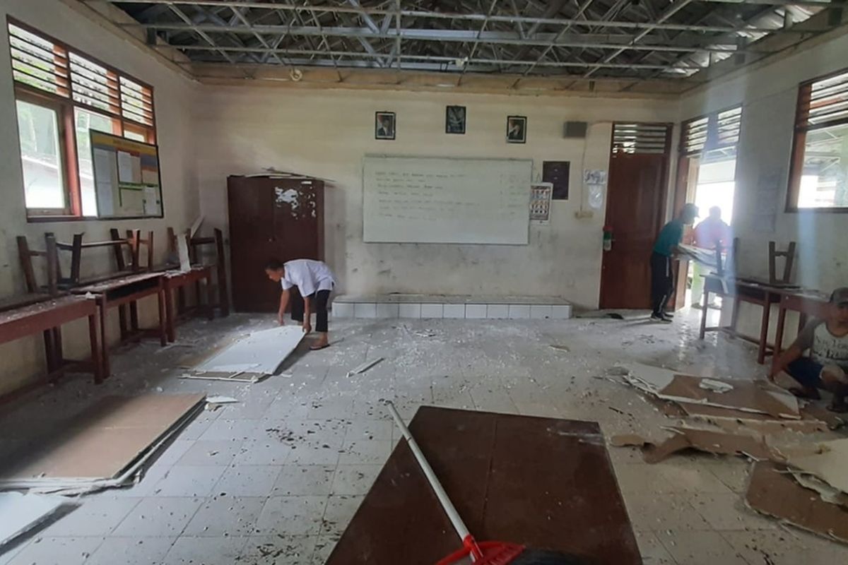Plafon SD Negeri Sendangsari di Kalurahan Putat, Patuk, Gunungkidul, DI Yogyakarta runtuh, Rabu (30/11/2022) sekitar pukul 06.30 WIB