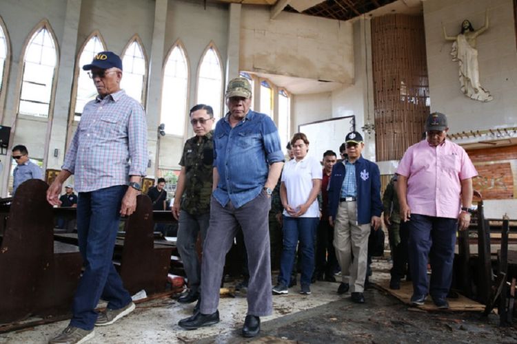 Presiden Filipina Rodrigo Duterte ketika meninjau Katedral Our Lady of Mt Karmel di Jolo yang menjadi lokasi ledakan bom pada Senin (28/1/2019).