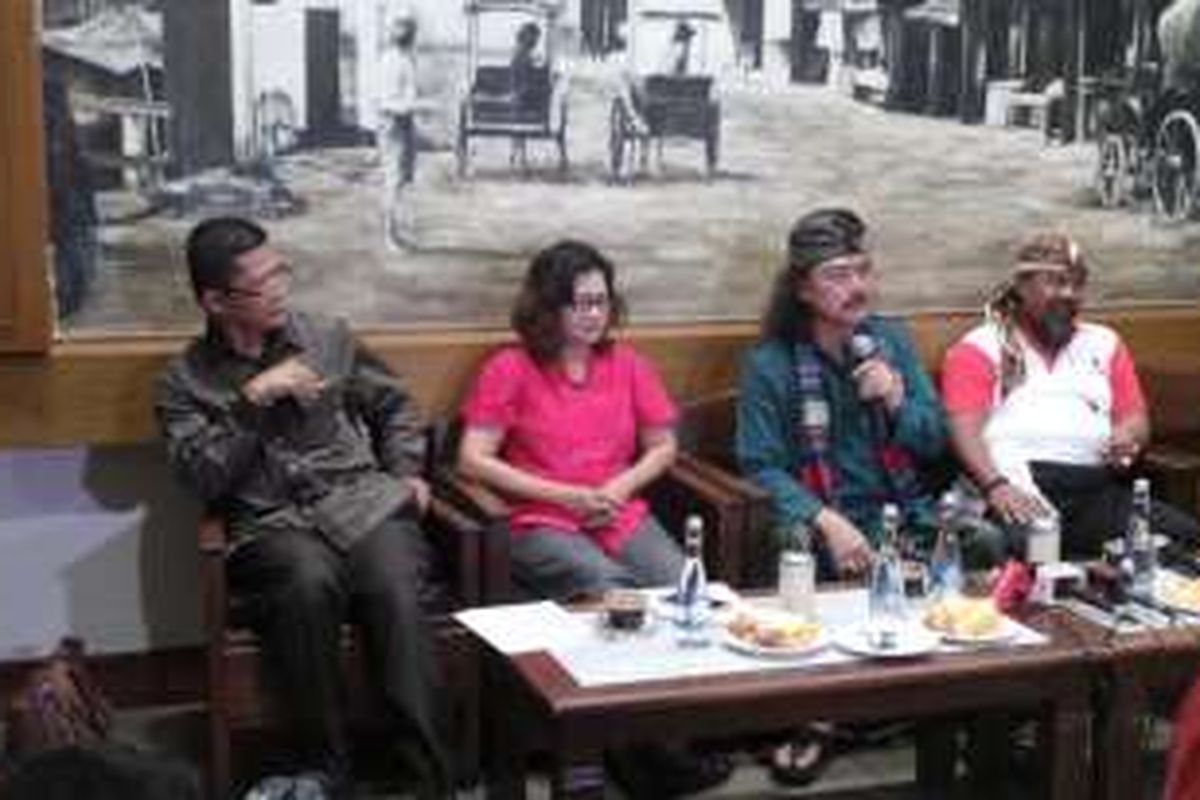 Konferensi pers Parade Bhinneka Tunggal Ika dihadiri oleh Nong Darol Mahmada, Gus Nuril, dan Pendeta Amos Sugianto, di Bakoel Koffie Cikini, Jakarta Pusat, Kamis (17/11/2016).