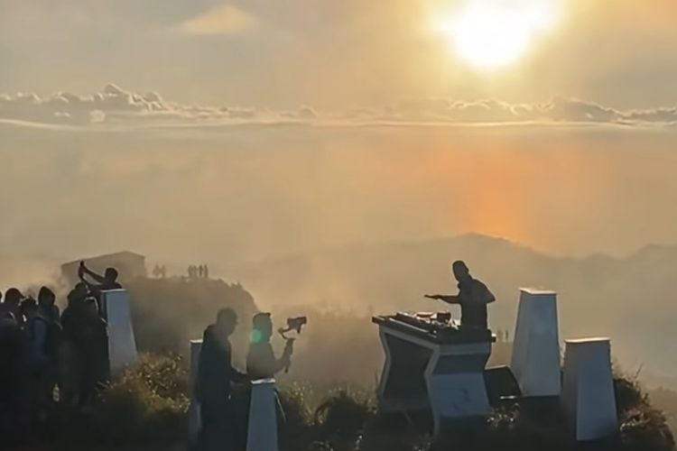 Video WNA Main DJ di Gunung Batur Viral, Tuai Perdebatan