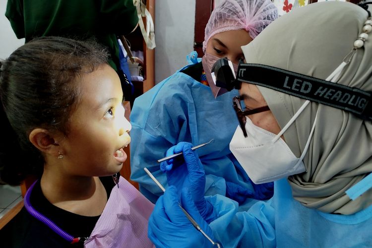 Mahasiswa FKG Unjani memeriksa kesehatan gigi anak-anak Banyuwangi. 