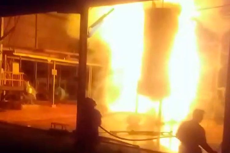 Kondisi pabrik pengelolaan minyak kelapa sawit yang terbakar di Aceh Tamiang, Kamis malam (15/2/2024). 