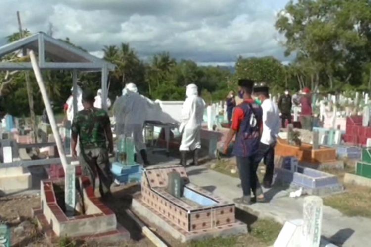 Pemakaman Kepala Dinas Kesehatan Sulawesi Barat yang meninggal dunia setelah terpapar Covid-19.