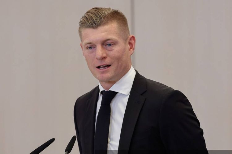 Toni Kroos berbicara setelah menerima penghargaan Grand Cross of the Order of Merit dari Presiden Jerman Frank-Walter Steinmeier di stadion Santiago Bernabeu di Madrid pada 27 November 2025. Steinmeier berada di Madrid pada hari kedua kunjungannya ke Spanyol. (Foto oleh Oscar DEL POZO / AFP)