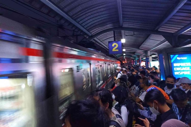 Penumpang membeludak di Stasiun Sudirman