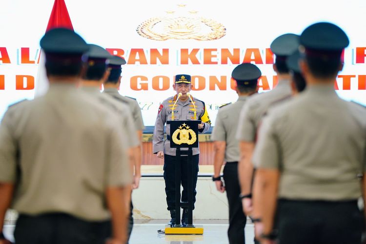Kapolri Jenderal Listyo Sigit Prabowo menggelar upacara Korps Rapor atau kenaikan pangkat 13 perwira tinggi di Mabes Polri, Jakarta, Jumat (17/11/2023).