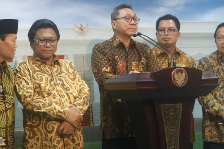Ketua MPR Zulkifli Hasan dan Wakil Ketua MPR Mahyudin, Oesman Sapta Odang, Hidayat Nur Wahid dan EE Mangindaan usai menemui Jokowi di Istana, Selasa (24/1/2017).