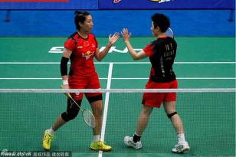 Ganda putri China, Wang Xiaoli (kiri)/Yu Yang, melakukan tos setelah meraih poin atas ganda Korea, Eom Hye-won/Jang ye-na, pada pertandingan final BWF World Championships 2013, di Tian-He Indoor Gymnasium, Guangzhou, China, Minggu (11/9/2013).