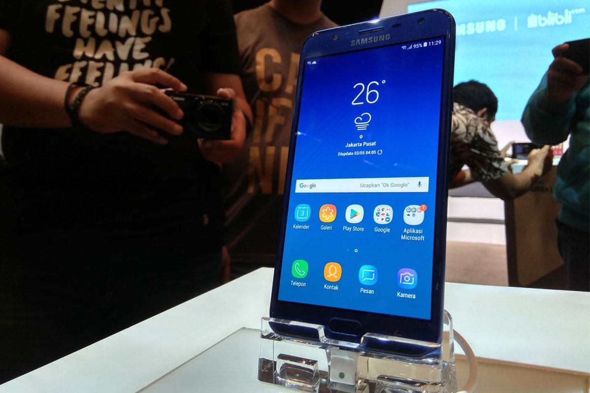 Samsung Galaxy J7 Duo hadir dengan tiga pilihan warna yakni black, gold dan blue. Ponsel Android ini dibanderol dengan harga Rp 3,7 juta di Indonesia.