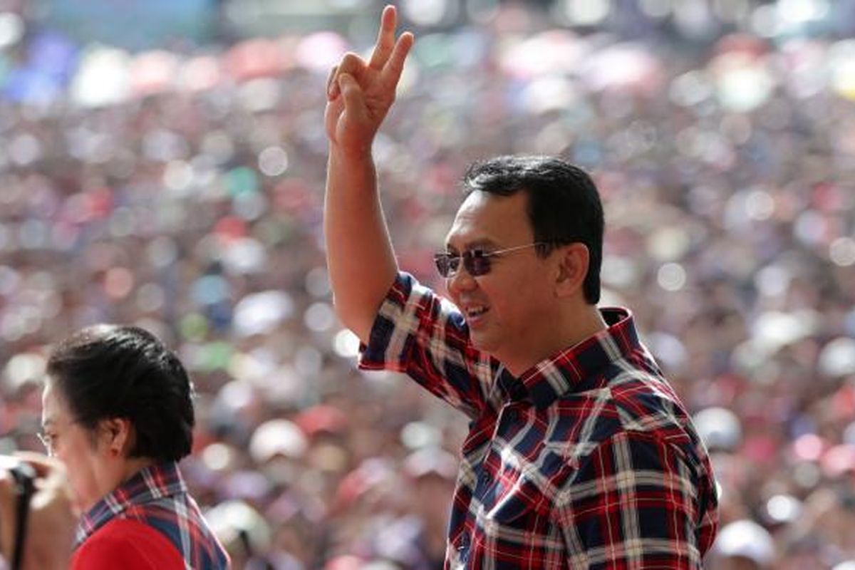 Calon gubernur dan wakil gubernur DKI Jakarta no urut 2  Basuki Tjahaja Purnama (Ahok) - Djarot Saiful Hidayat mendampingi Ketua Umum Partai Demokrasi Indonesia Perjuangan Megawati Soekarnoputri saat memberi sambutan pada Konser Gue 2 di Ex-Driving Range Golf, Senayan, Jakarta, Sabtu (4/2/2017). Acara ini merupakan bentuk dukungan dari para artis dan budayawan untuk pasangan calon gubernur dan wakil gubernur DKI Jakarta, Ahok - Djarot. 