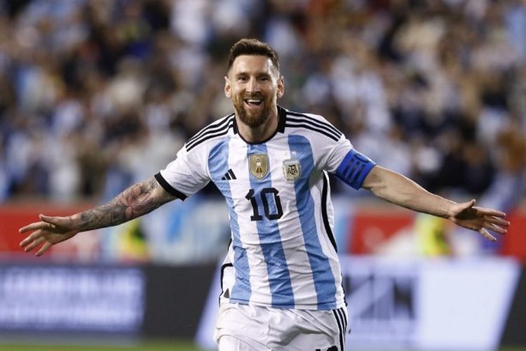 Kapten timnas Argentina, Lionel Messi, merayakan golnya pada laga uji coba FIFA Matchday kontra Jamaika yang berlangsung di Red Bull Arena, New Jersey, Amerika Serikat, Rabu (28/9/2022) pagi WIB. Messi berpeluang memecahkan dua rekor Diego Maradona di Piala Dunia 2022 Qatar.