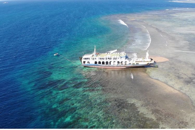 Kapal ferry kandas di Gosong Gili Kapal, perairan Selat Alas bagian utara, Kabupaten Lombok Timur, Provinsi Nusa Tenggara Barat.