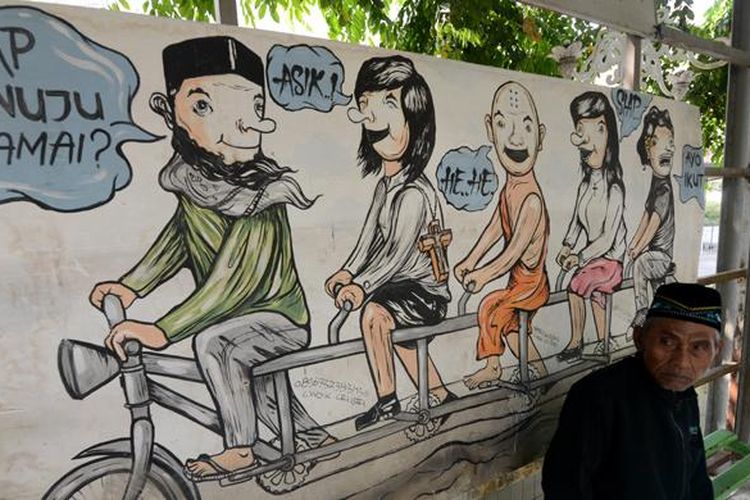 Halte bus dan tempat publik menjadi ruang bagi seniman untuk menuangkan idenya tentang isu yang bertemakan kerukunan umat beragama seperti di Kota Semarang, Jawa Tengah, Jumat (17/10/2014).  Foto diambil pada 2014.