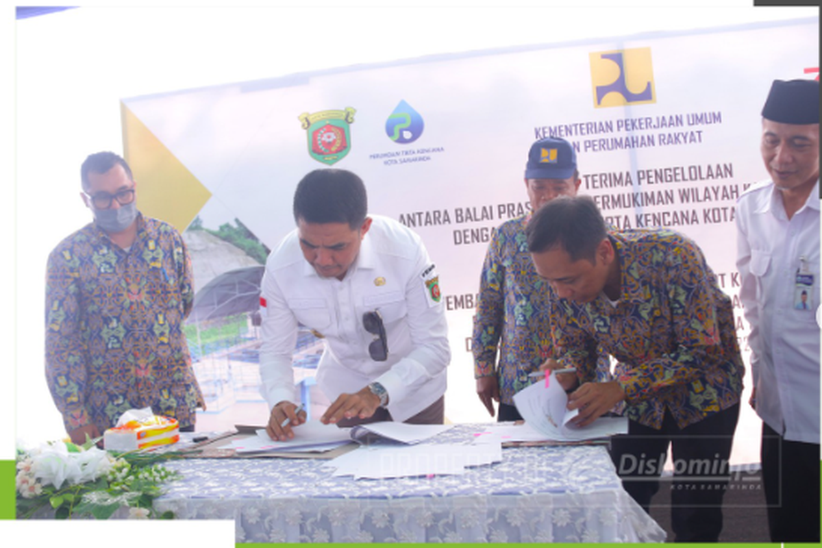 Penyerahan paket pekerjaan IPA Kalhol ke Perumdam Tirta Kencana.