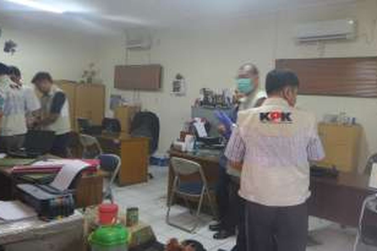 Kamis (16/6/2016), Kpk periksa ruangan Panitera Sekretaris Rina Pertiwi di Pengadilan Negeri Jakarta Utara