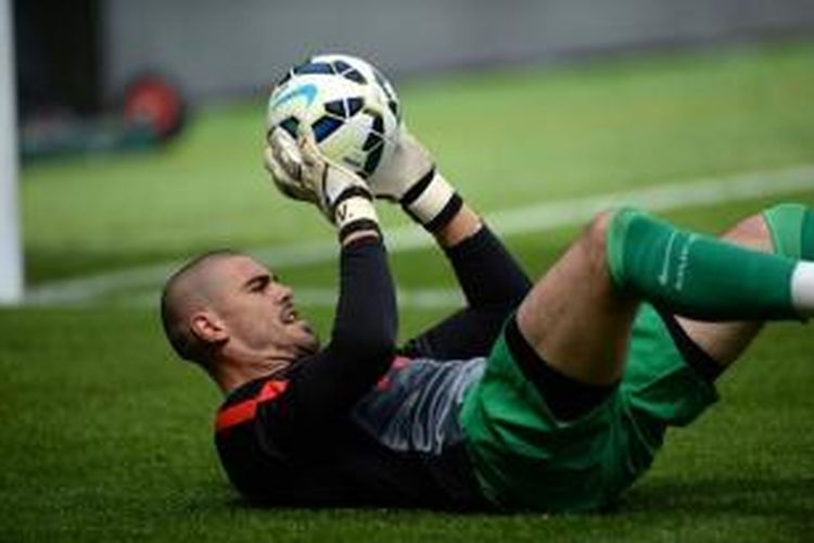 Penjaga gawang Manchester United, Victor Valdes.