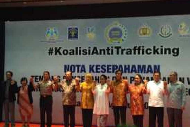 Kementerian Luar Negeri bersama enam Kementerian/Lembaga tandatangani nota kesepahaman perlindungan dan pencegahan WNI terhadap tindak pidana perdagangan orang di komoleks Kemenlu, Jakarta, Selasa (23/8/2016)