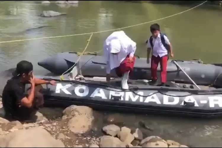 Jembatan Putus 7 Bulan, Siswa di Sukabumi Naik Perahu Karet demi Sekolah