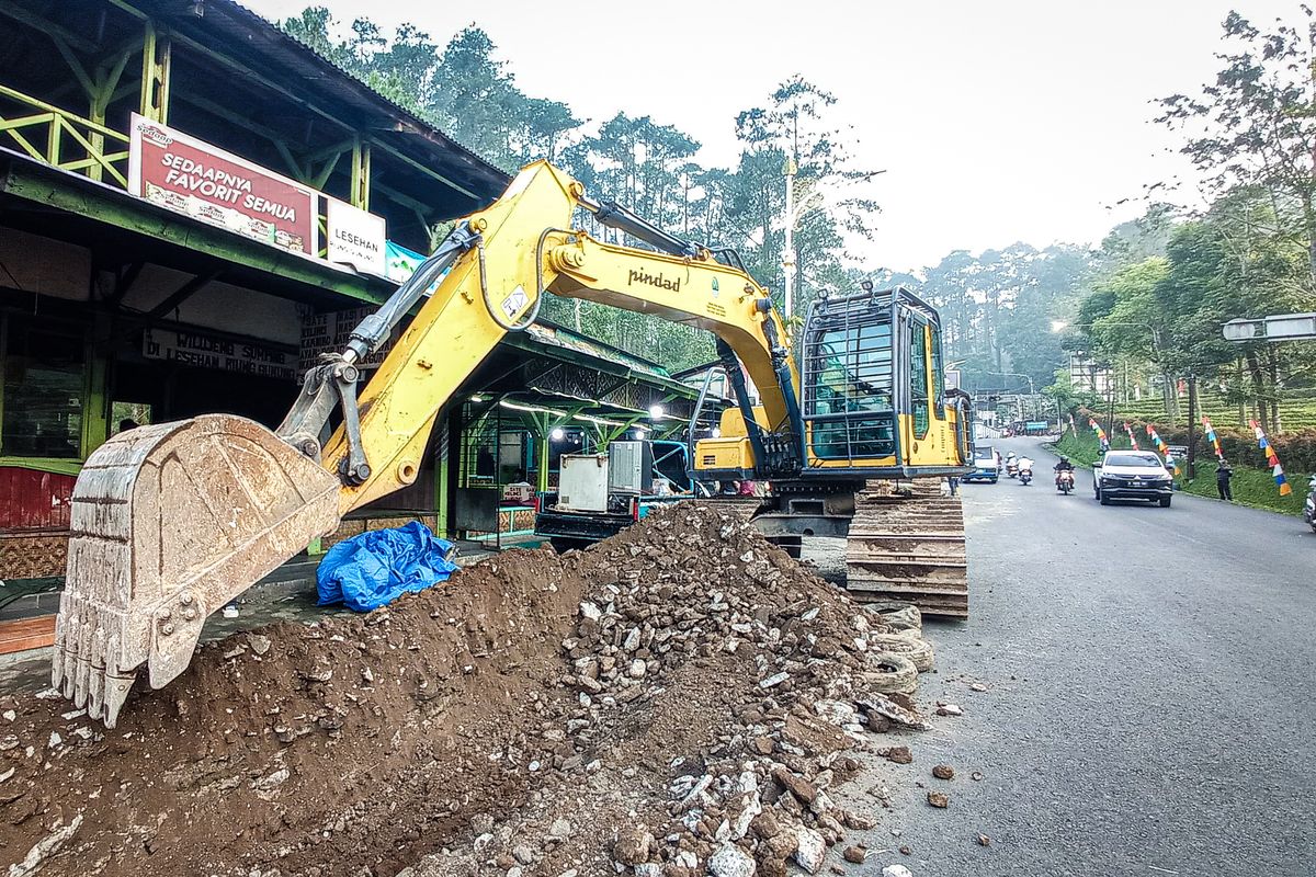 Penertiban bangunan liar di kawasan Ciater, Kabupaten Subang, Jawa Barat yang dilakukan petugas gabungan, Jumat (8/8/2025).