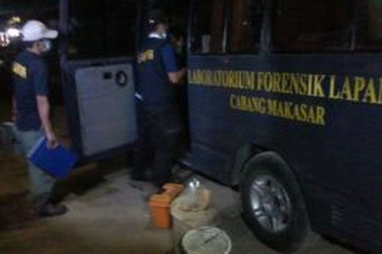 Tim Forensik Polda Sulselbar melakukan penyelidikan terkait ledakan bom di perumahan Puri Pattene Permai, Blok C, No 10, Makassar