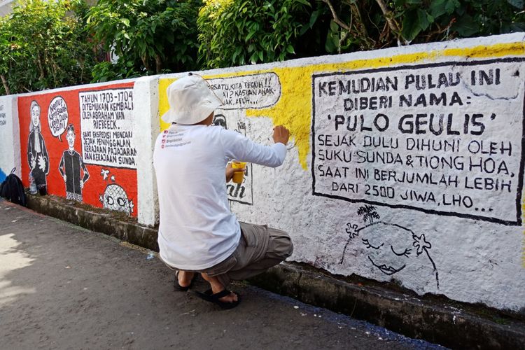 Puluhan seniman sedang membuat mural untuk memperindah destinasi wisata Pulo Geulis, jadi wisata mural Pulo Geulis, Bogor, Jawa Barat, Minggu (18/3/2018). Ragam mural yang dibuat, menceritakan sejarah, budaya, hingga kuliner di sekitar destinasi ini.