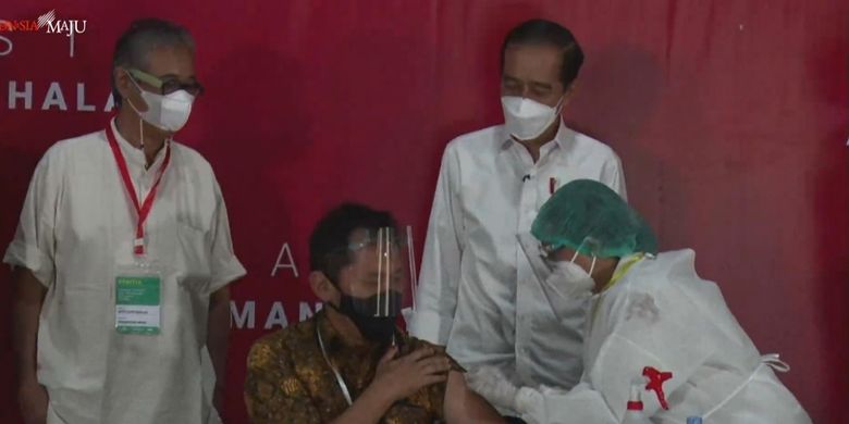 Foto tangkapaj layar Presiden Joko Widodo meninjau vaksinasi massal untuk seniman dan budayawan Yogyakarta, Rabu (10/3/2021). 
